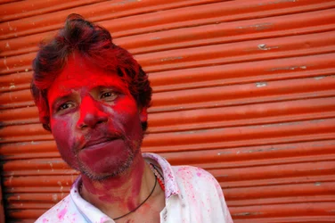 Portret van een met kleur besmeurde man tijdens het Holi-festival. Kolkata, India. 4 maart 2007.